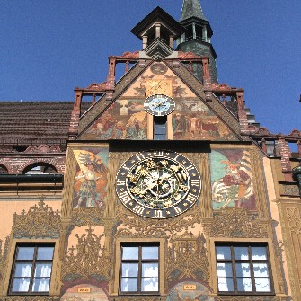 Rathaus mit seiner astronomischen Uhr