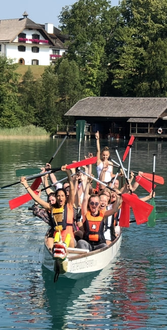Idyllisches Drachenboot fahren in Bayern
